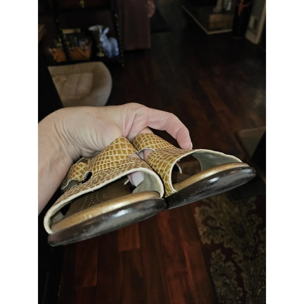 SAS‎ SUNTIMER Gold Patent Croc Leather Tripad Comfort Low Heel Sandals 8